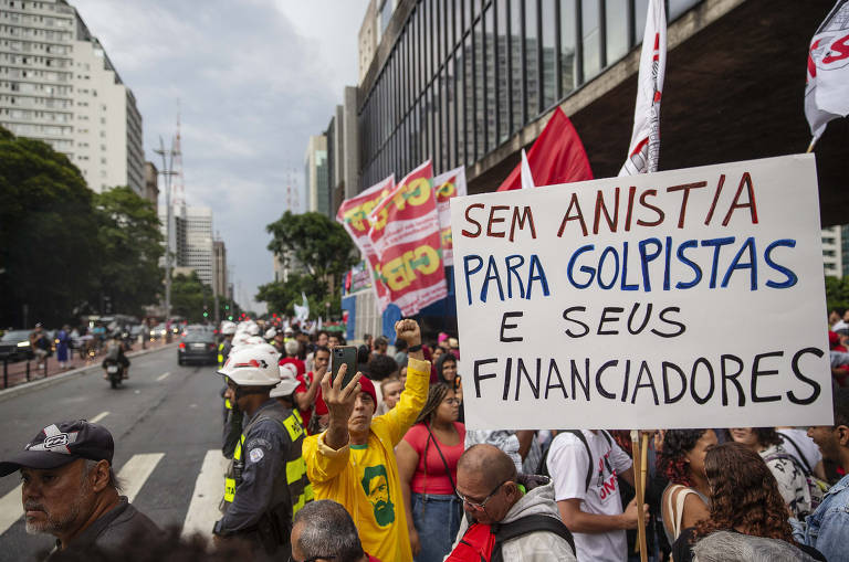 Na avenida Paulista, em São Paulo, o aniversário dos ataques de 8 de janeiro foi relembrado por movimentos sociais e partidos de esquerda em manifestação