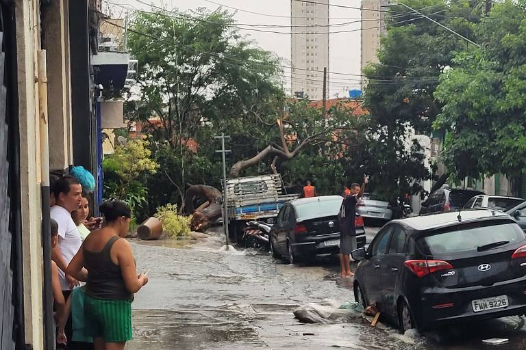 Temporal deixa ao menos uma morte, alagamentos e bairros sem luz em São Paulo