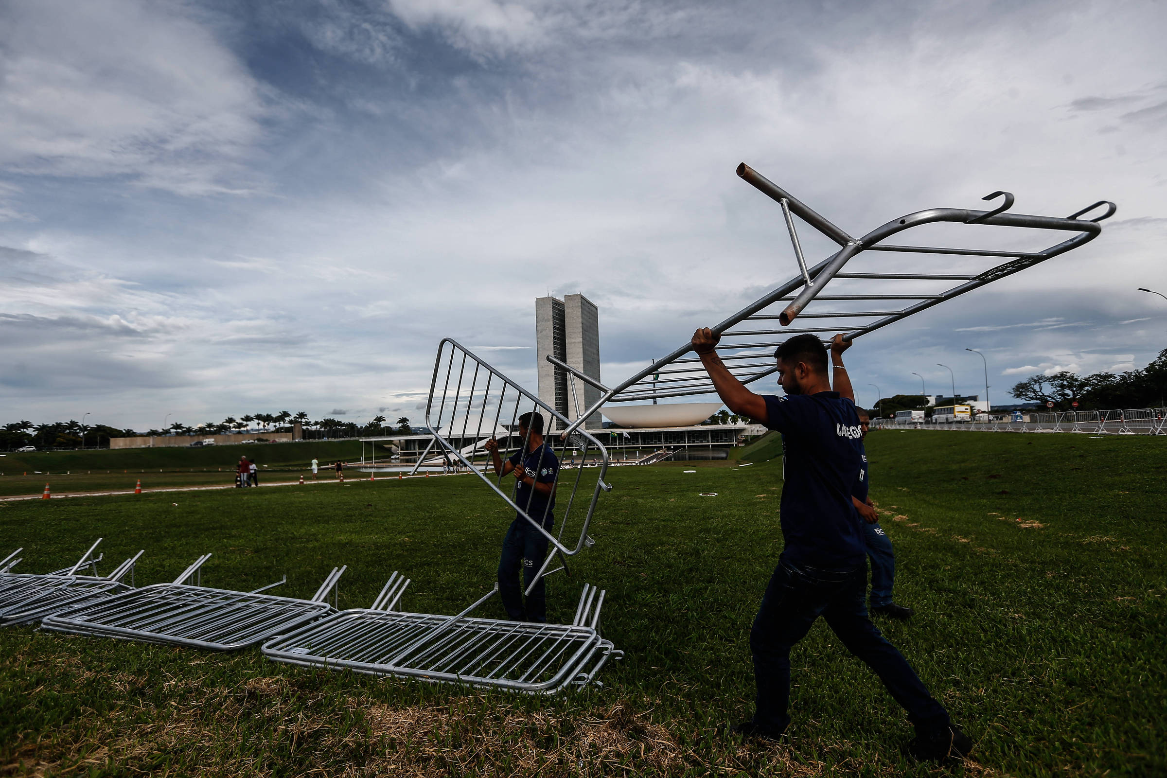 Contrato da Câmara não prevê desmontagem, e grades pós 8/1 são retiradas por funcionários
