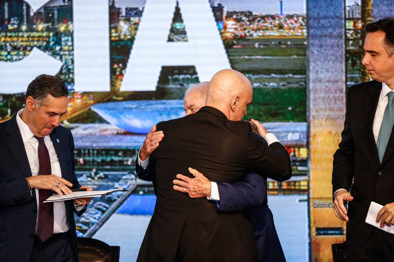 Lula abraça Alexandre de Moraes durante cerimônia alusiva ao aniversário dos ataques golpistas de 8 de janeiro