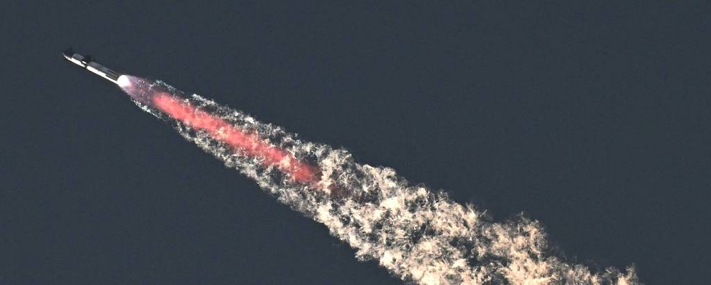 Foguete deixa rastro de fumaça no céu 