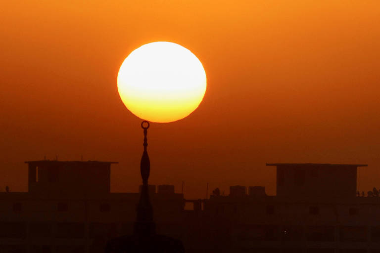 Sol nasce sobre cidade do Cairo; veja fotos de hoje