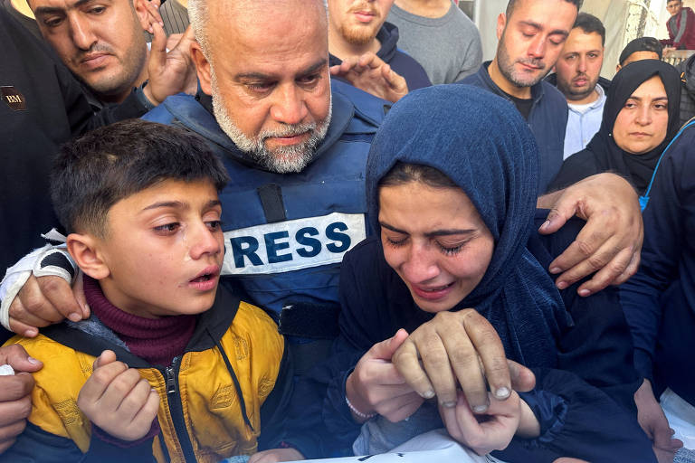Jornalista que perdeu 3 filhos em Gaza tenta manter ofício em meio a tragédia pessoal