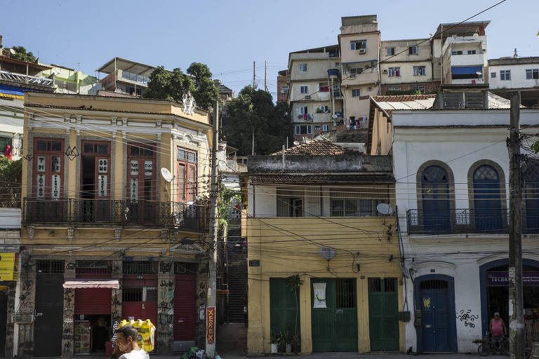 Fachada de casas antigas na rua Sacadura Cabral, com o morro do Livramento ao fundo, próximo ao Boulevard Olímpico 