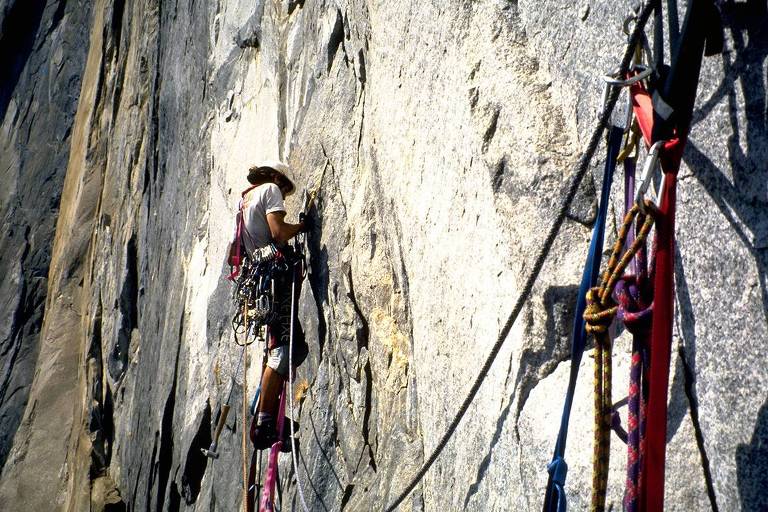 Eliseu Frechou escala a via Zenyatta-Mondatta do monte El Capitan, no Parque Nacional Yosemite, na Califórnia (EUA)
