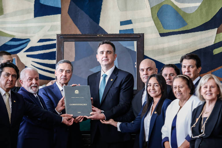 O presidente Lula (PT), o presidente do STF (Supremo Tribunal Federal), Luís Roberto Barroso, o presidente do Senado, Rodrigo Pacheco (PSD-MG), e outras autoridades em evento de aniversário de um ano dos ataques de 8 de janeiro, em Brasília