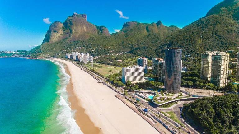 Vista aérea do Hotel Nacional, na praia de São Conrado, no Rio de Janeiro, com a pedra da Gávea ao fundo; projeto de Niemeyer oferece vista panorâmica em todas as suítes