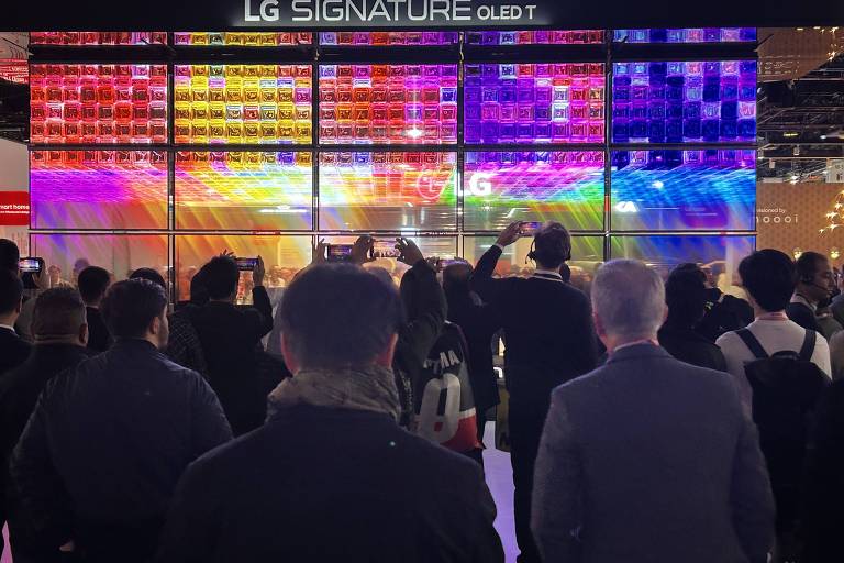 Visitantes da CES 2024 acompanham apresentação da TV LG SIGNATURE OLED T
