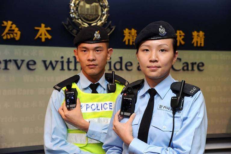 Policiais de Hong Kong posam com câmeras corporais