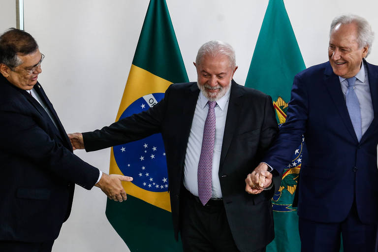 Lula anuncia Lewandowski para Ministério da Justiça e mantém Dino até fim do mês para transição