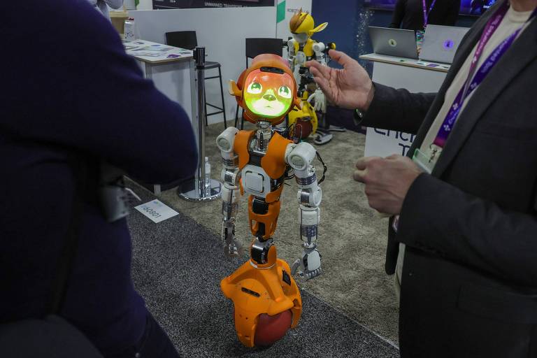 Robô Mirokai interage com visitantes da CES, feira em Las Vegas (EUA)