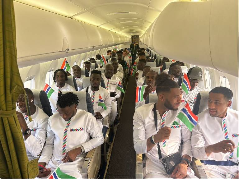 Jogadores da seleção da Gâmbia sentados em avião que apresentou falta de oxigênio em viagem para a Costa do Marfim