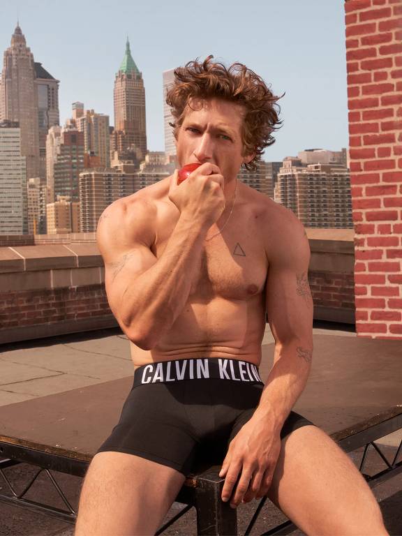 O ator Jeremy Allen White em campanha da Calvin Klein