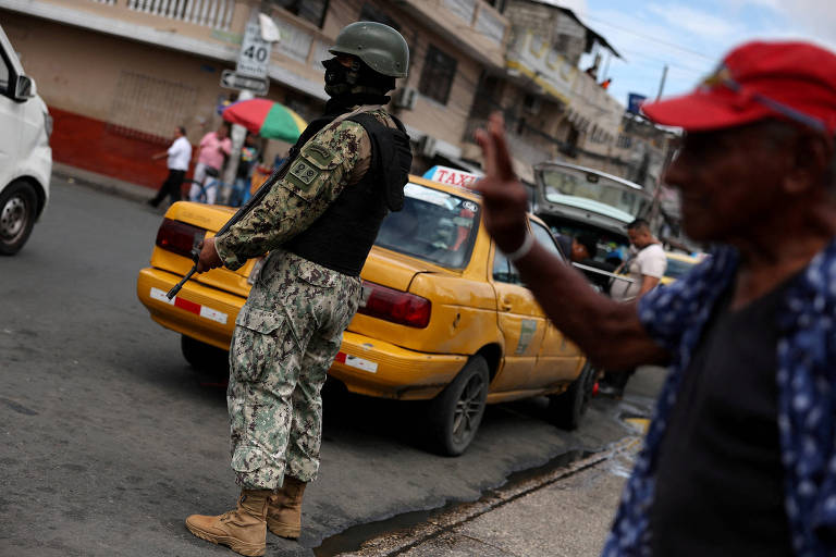 Soldado patrulha área comercial da cidade equatoriana de Guayaquil