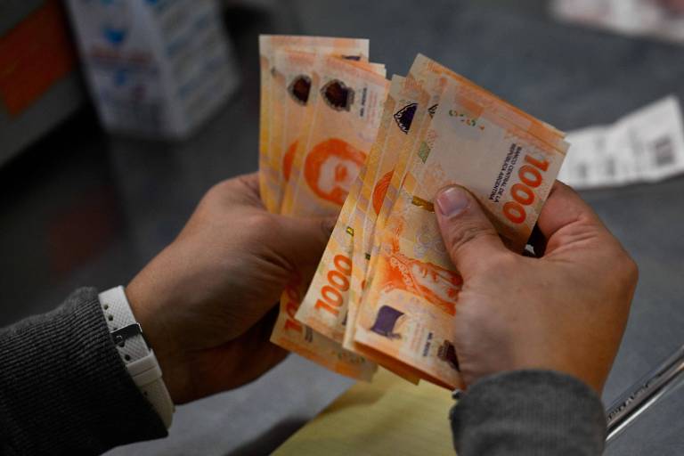 Argentina vai emitir notas de 10 mil e 20 mil pesos após inflação fechar em 211%