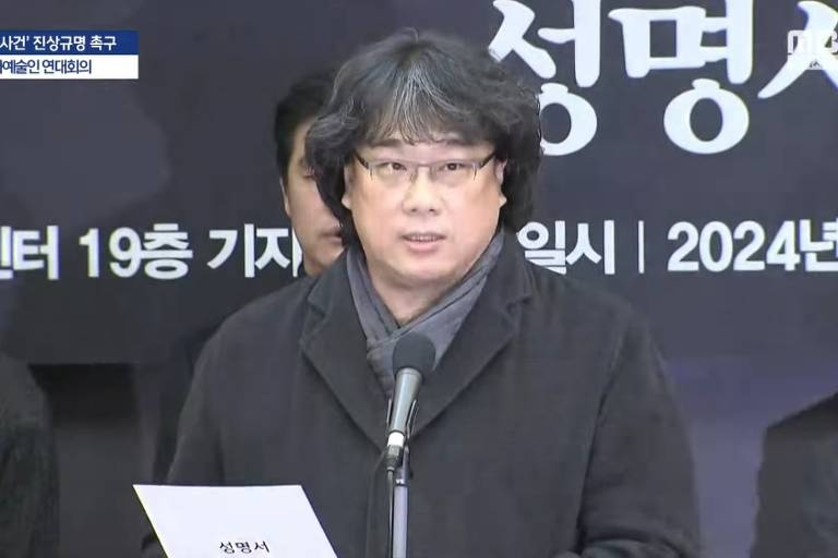 O diretor Bong Joon-ho em entrevista coletiva para pedir apurações da morte de Lee Sun-kyun