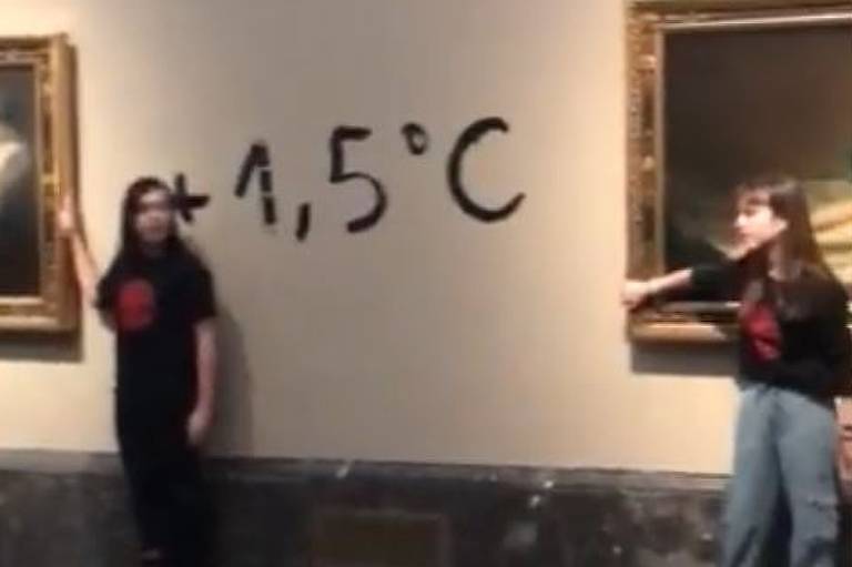 Membros de grupo ambientalista grudam suas mãos em pinturas de Goya, em novembro de 2022