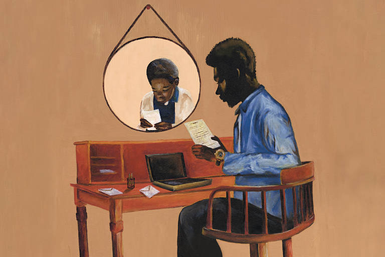 homem negro sentado em escrivaninha com livro em frente a espelho