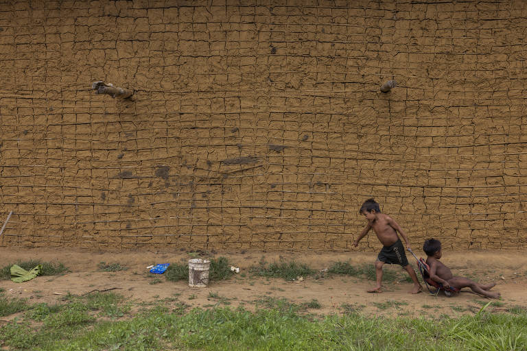 Crianças brincam próximo ao Polo Base Auaris, na terra yanomami; todos os indígenas da região tiveram malária no ano passado 
