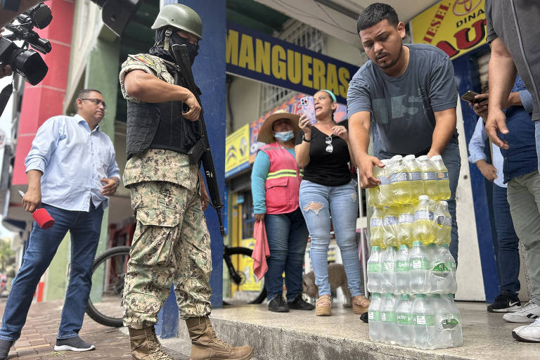 Militar no Equador durante operações do Exército em meio a crise de segurança, em Guayaquil