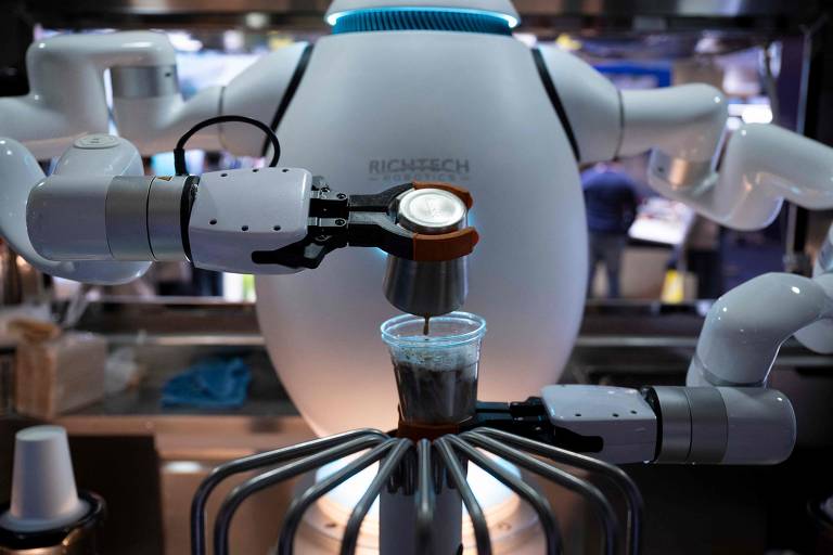 Robô que prepara e serve café é exibido em feira de tecnologia nos Estados Unidos