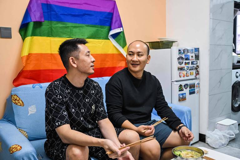 O casal Willy, taiwanês (esq.), e Louis, chinês, almoçando em seu apartamento em Shenzhen, no sul da China