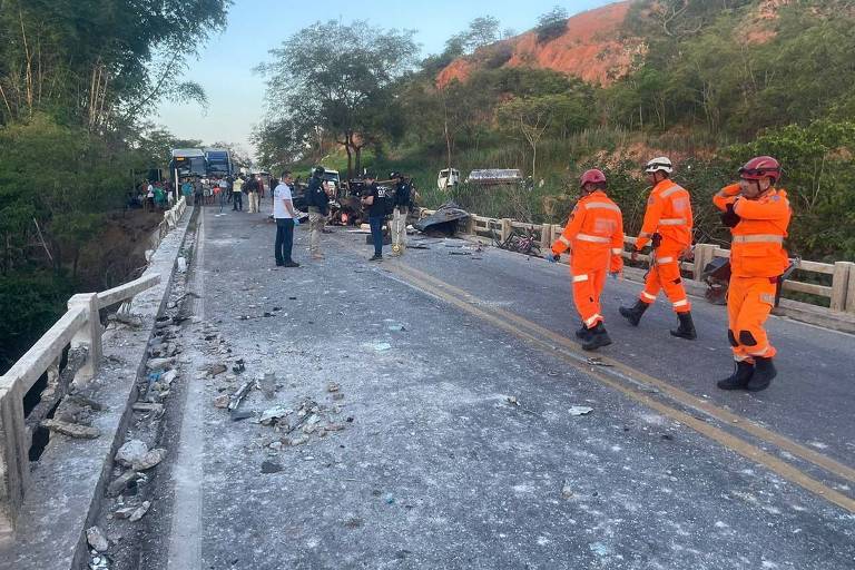 Acidente entre carro e ônibus de turismo deixa oito mortos em MG