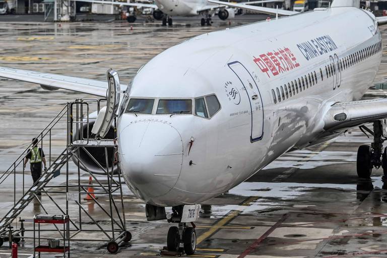 Boeing 737-800 da japonesa ANA volta ao aeroporto após rachadura na janela