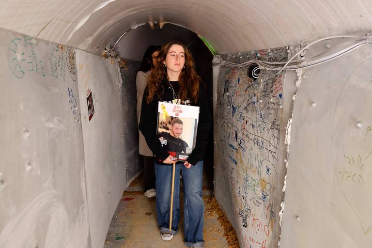 Familiar de Itay Chen, um dos reféns mantidos pelo Hamas, visita obra recriada por artista para simular túneis em Gaza 