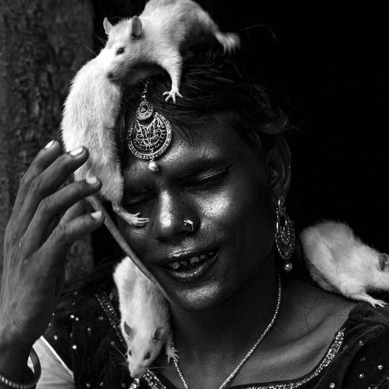 Mulher dalit com um rato na cabeça