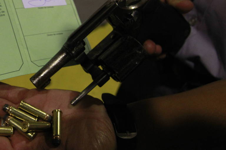 Arma encontrada com preso que foi beneficiado pela saidinha; após casos de crimes cometidos por presos que tiveram a saidinha de Natal, o presidente do Senado, Rodrigo Pacheco (PSD-MG), defendeu a discussão do projeto que acaba com o benefício. Atualmente, o texto está na Comissão de Segurança Pública do Senado, sob relatoria de Flávio Bolsonaro (PL-RJ)