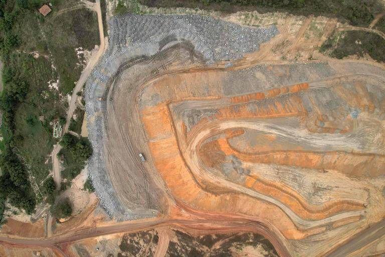 BYD negocia compra de mineradora com maior reserva de lítio no Brasil e que já esteve na mira de Musk
