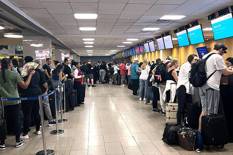 Passageiros da Copa Airlines que tiveram voos cancelados aguardam em fila no aeroporto de Cartagena, na Colômbia