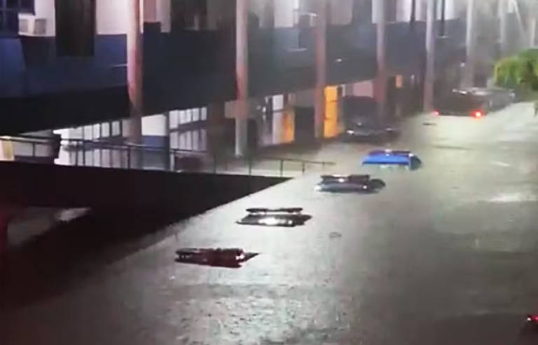 Chuva deixa mortos, alaga ruas, inunda hospital e fecha estações de metrô no Rio