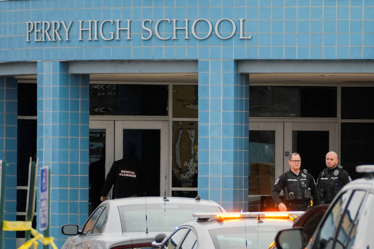 Policiais estão em frente a uma escola nos Estados Unidos