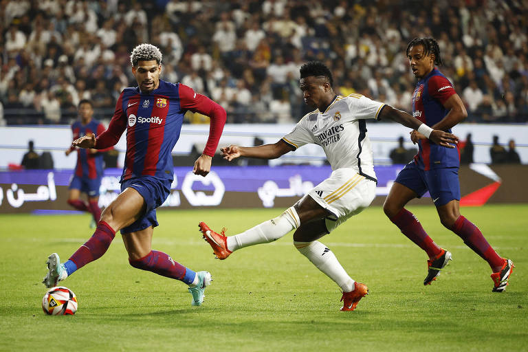 Vini Jr faz três gols contra o Barcelona, iguala Romário e dá título ao Real