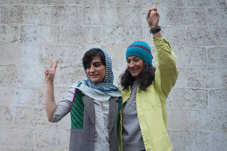 Irã processa jornalistas por não usarem hijab um dia depois de soltá-las da prisão