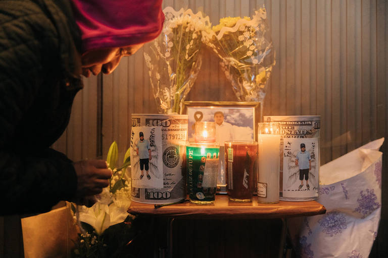 Fotos de Félix Patricio Teófilo e velas acessas durante vigília em Manhattan