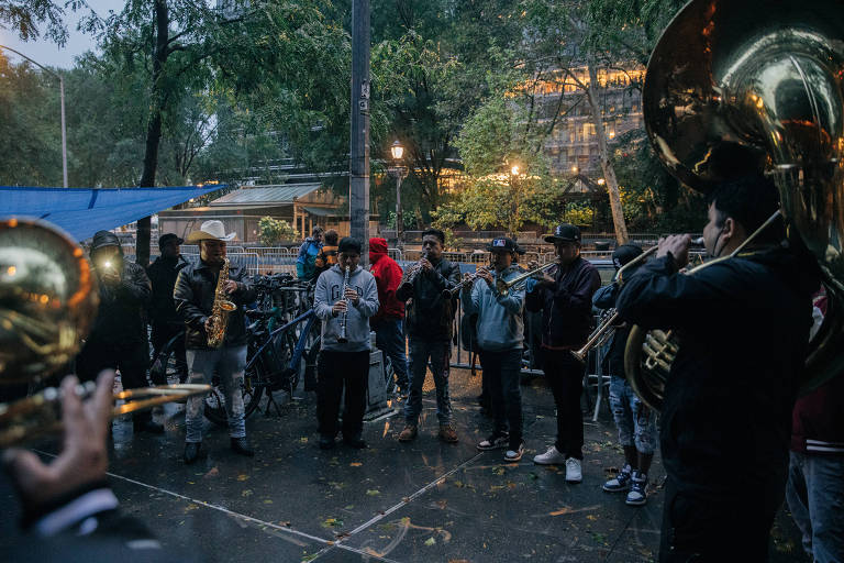Banda de metais toca música fúnebre durante vigília por Félix Patricio Teófilo, em Manhattan 