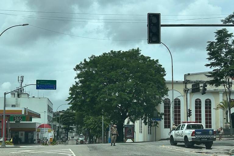 Guarda Municipal orienta trânsito em cruzamento da Ilha do Governador