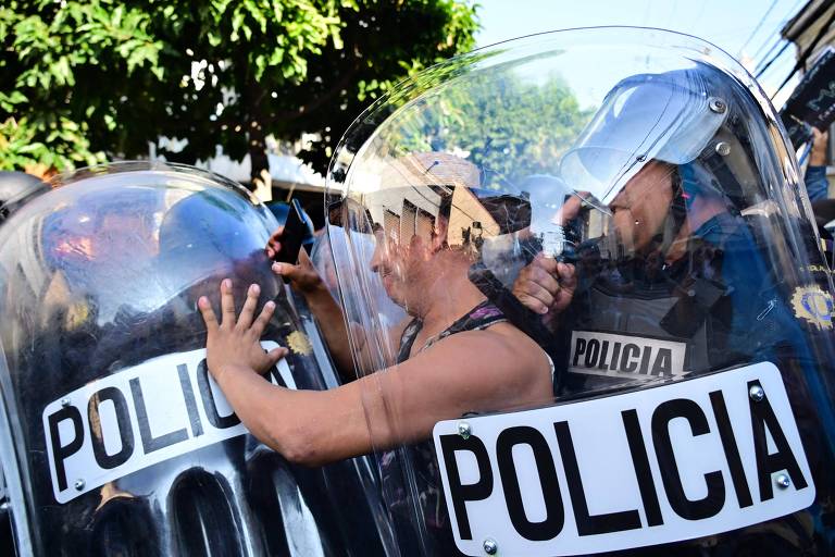 Apoiador de Bernardo Arévalo entra em confronto com a polícia durante uma manifestação em frente ao Congresso