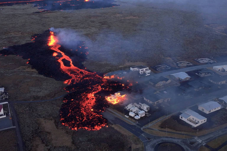 Lava destrói casas durante erupção vulcânica na Islândia; veja fotos de hoje