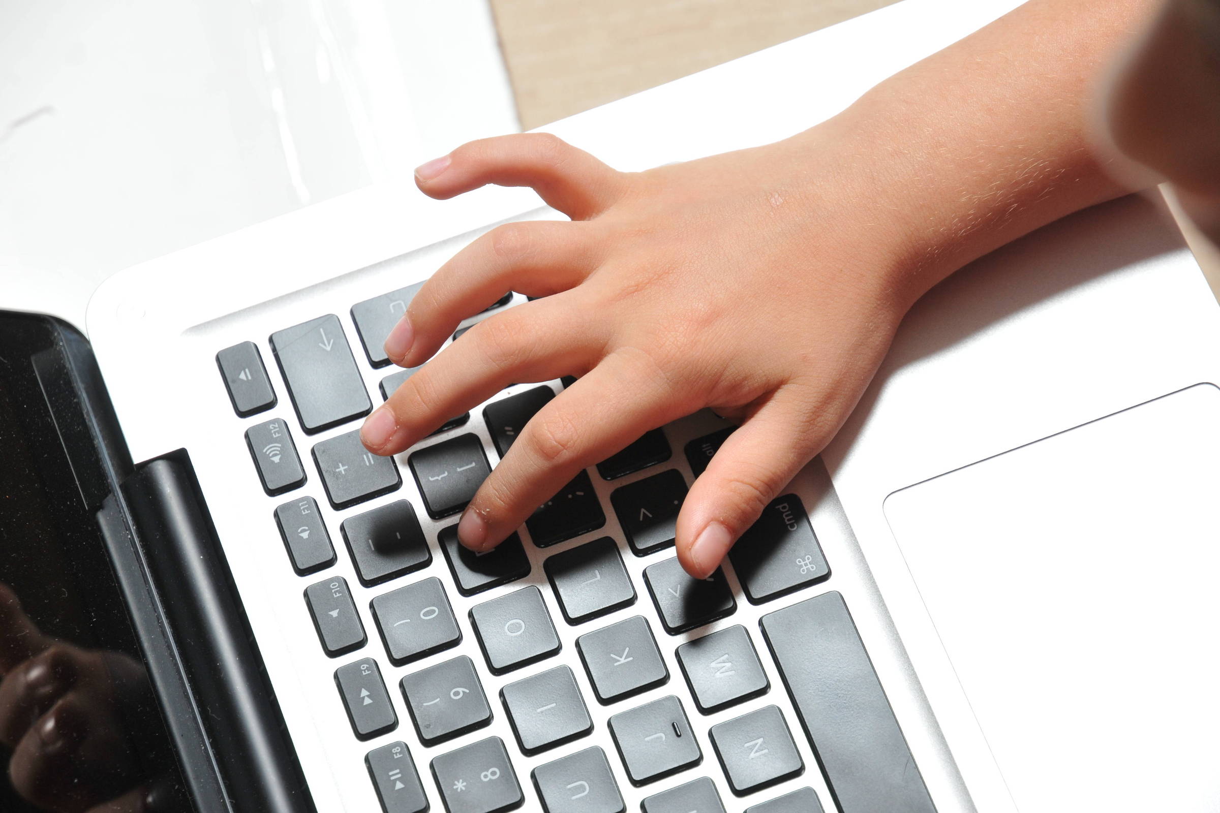 Pais podem responder por trabalho infantil na internet, diz MPT; veja indícios de violação