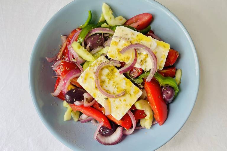 Salada grega tem sabores intensos, queijo e é perfeita para o verão