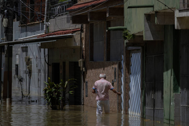 Alagamento em Duque de Caxias, na baixada Fluminense, após forte chuva que atingiu a cidade do Rio de Janeiro e a região metropolitana na madrugada de sábado para domingo