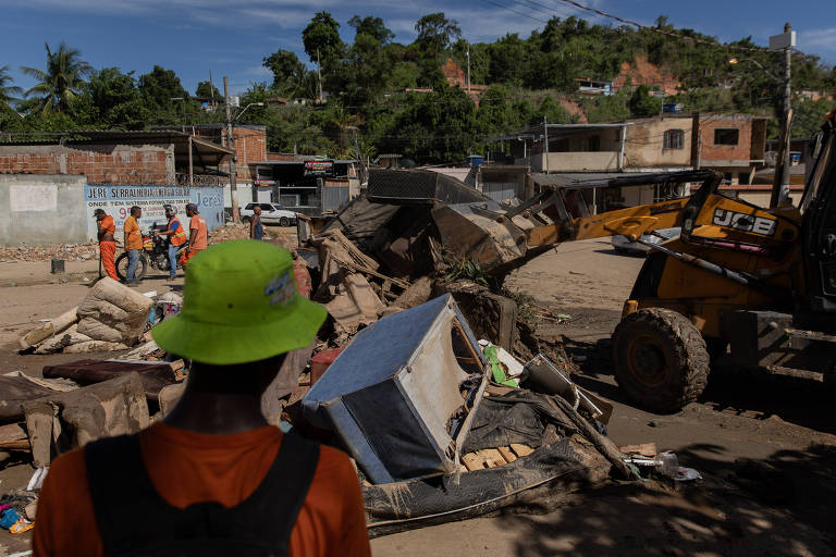 Castro promete R$ 3.000 em auxílio para famílias atingidas pela chuva no RJ