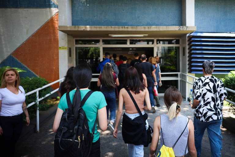  Estudantes chegam para a prova do Enem em São Paulo