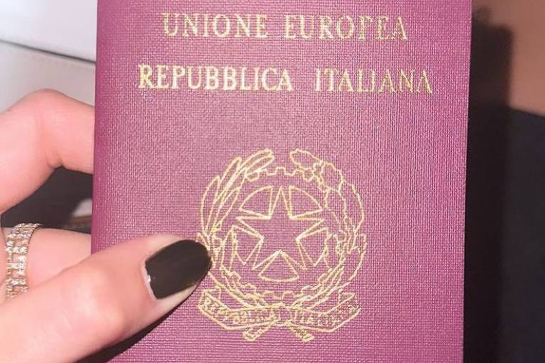 Bruna Marquezine vira cidadã italiana e exibe passaporte aos fãs