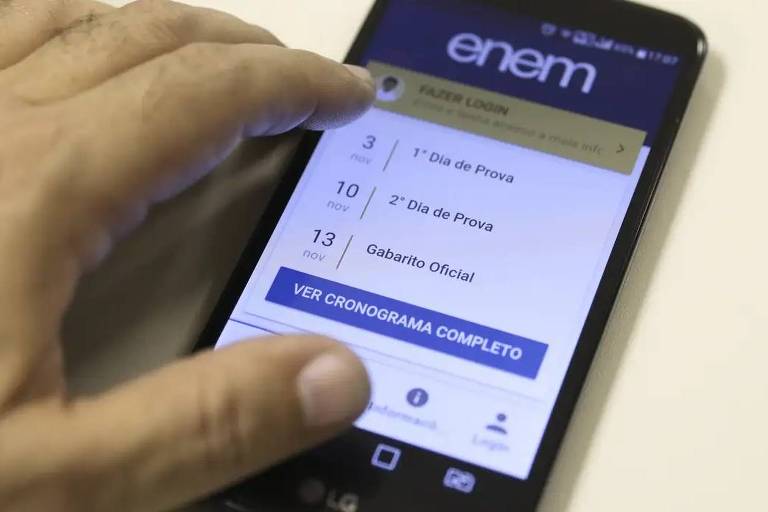 Mão usa celular, que está no site do Enem, Exame Nacional do Ensino Médio 