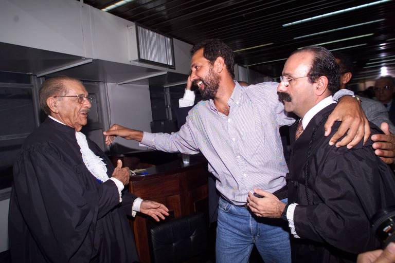 José Rainha e os advogados Evandro Lins e Silva (esq.) e Luiz Eduardo Greenhalgh após a decisão pela absolvição do líder sem-terra
